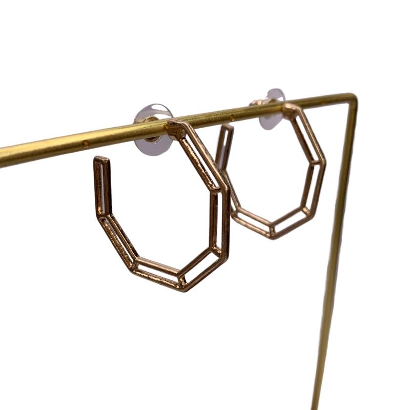 architectural- frame-hoop-earrings-close-up