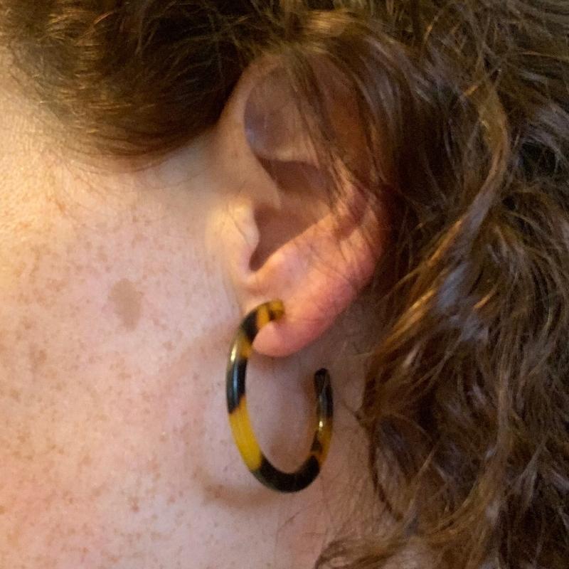tortoise-hoop-earrings-on-model